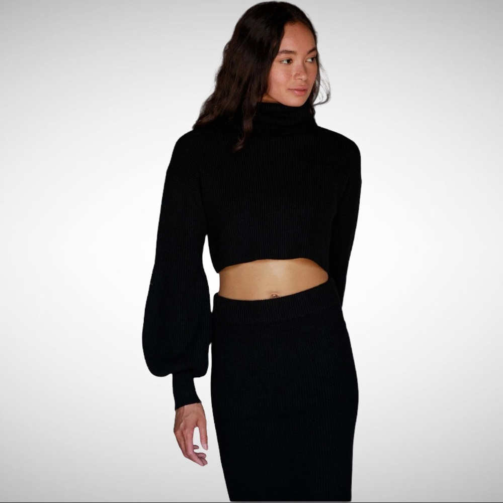 Moodie Black Ribbed Cropped Turtleneck M